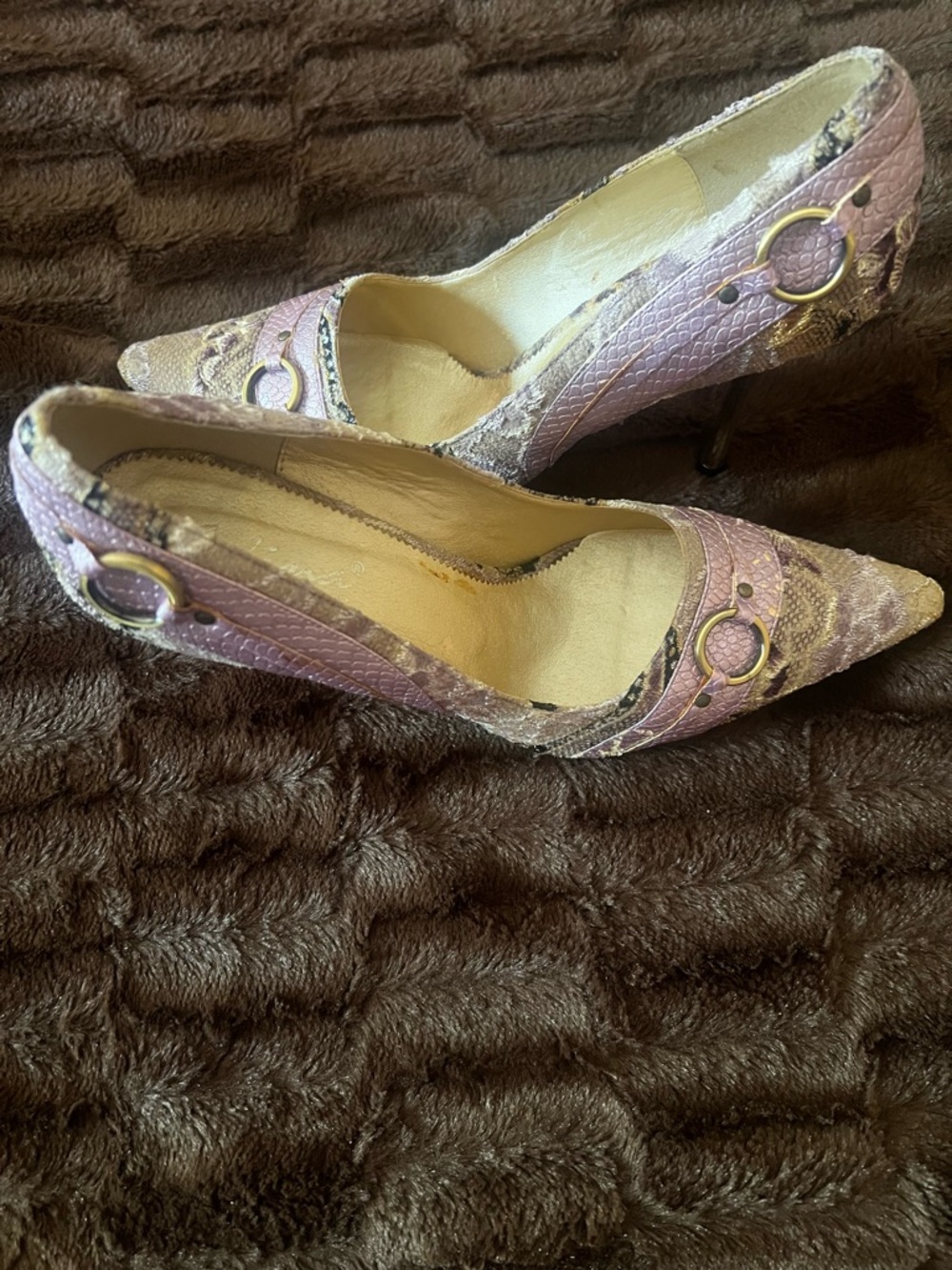 Pointed Toe Snake-Print Pumps in Lavender - Picture 3 of 3